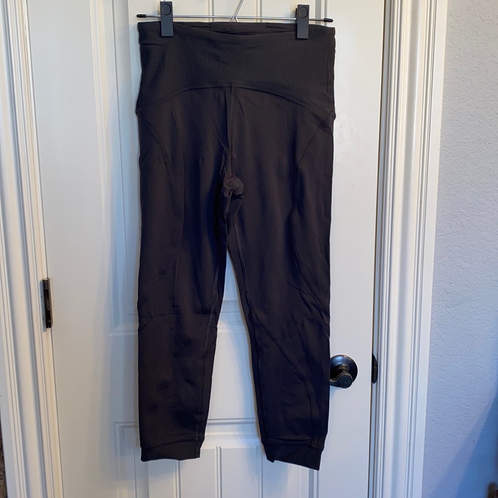 Women’s Lulu leggings SZ8 never worn, dark charcoal color